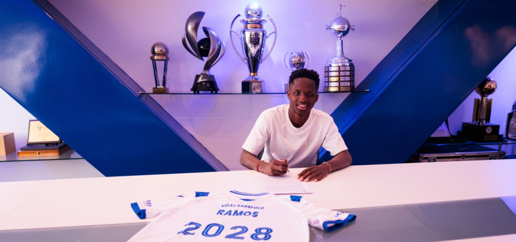 Kiki Ramos firmó su primer contrato profesional con Vélez